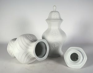 Niet of onleesbaar gesigneerd - Porselein, Twee dekselvaasjes kopen? Bied vanaf 1!