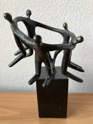 Luise Kött-Gärtner - Prachtig bronzen beeld op zwart marmeren voet. kopen? Bied vanaf 35!