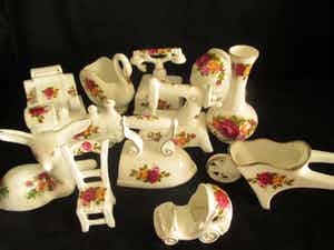 Niet of onleesbaar gesigneerd - 12 porseleinen miniaturen - Engeland - Cottage Rose verkocht voor € 1!