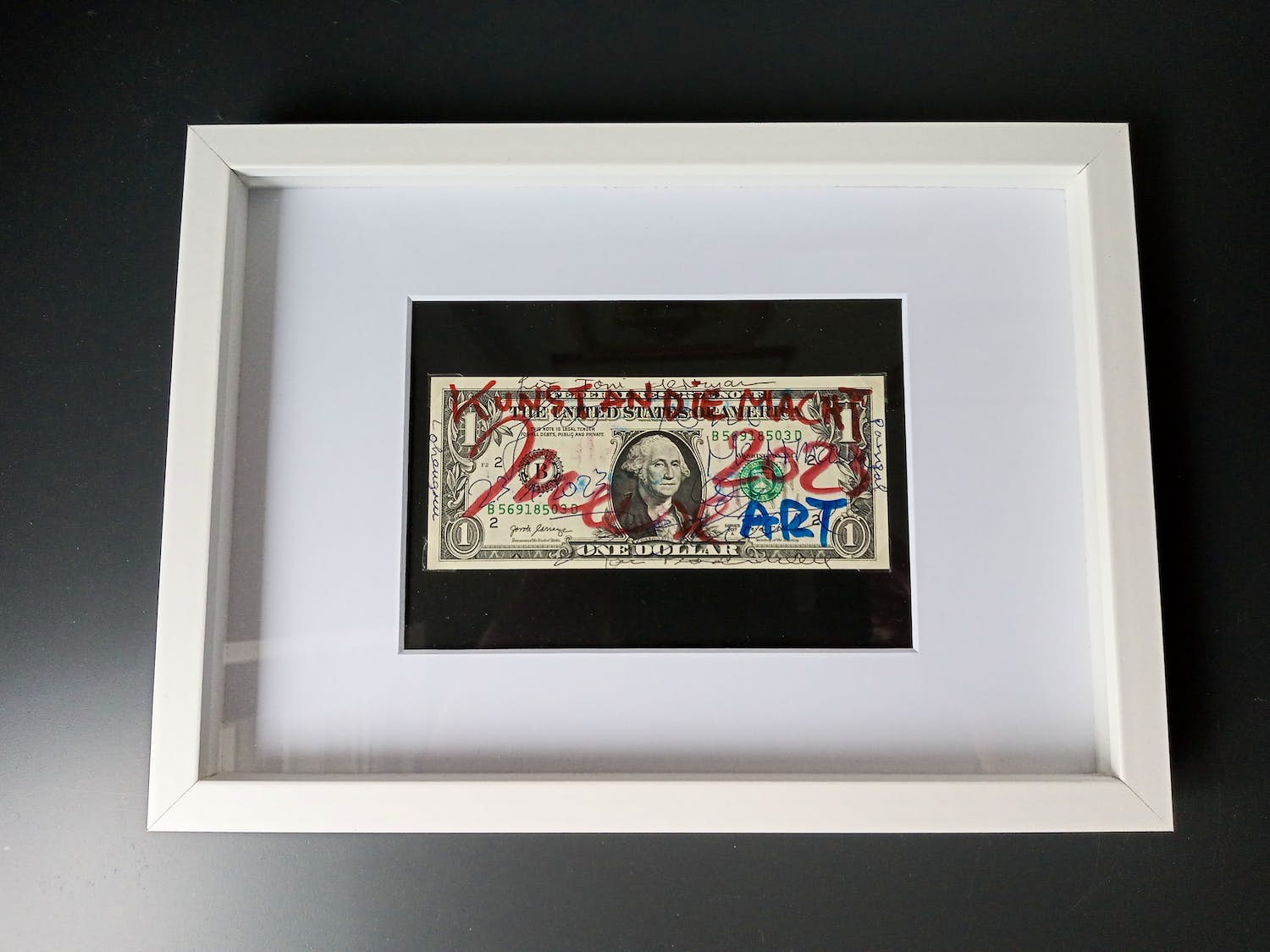 Jonathan Meese - Ingelijst bewerkt Dollarbiljet (‘Kunst an die Macht’) verkocht voor € 99!