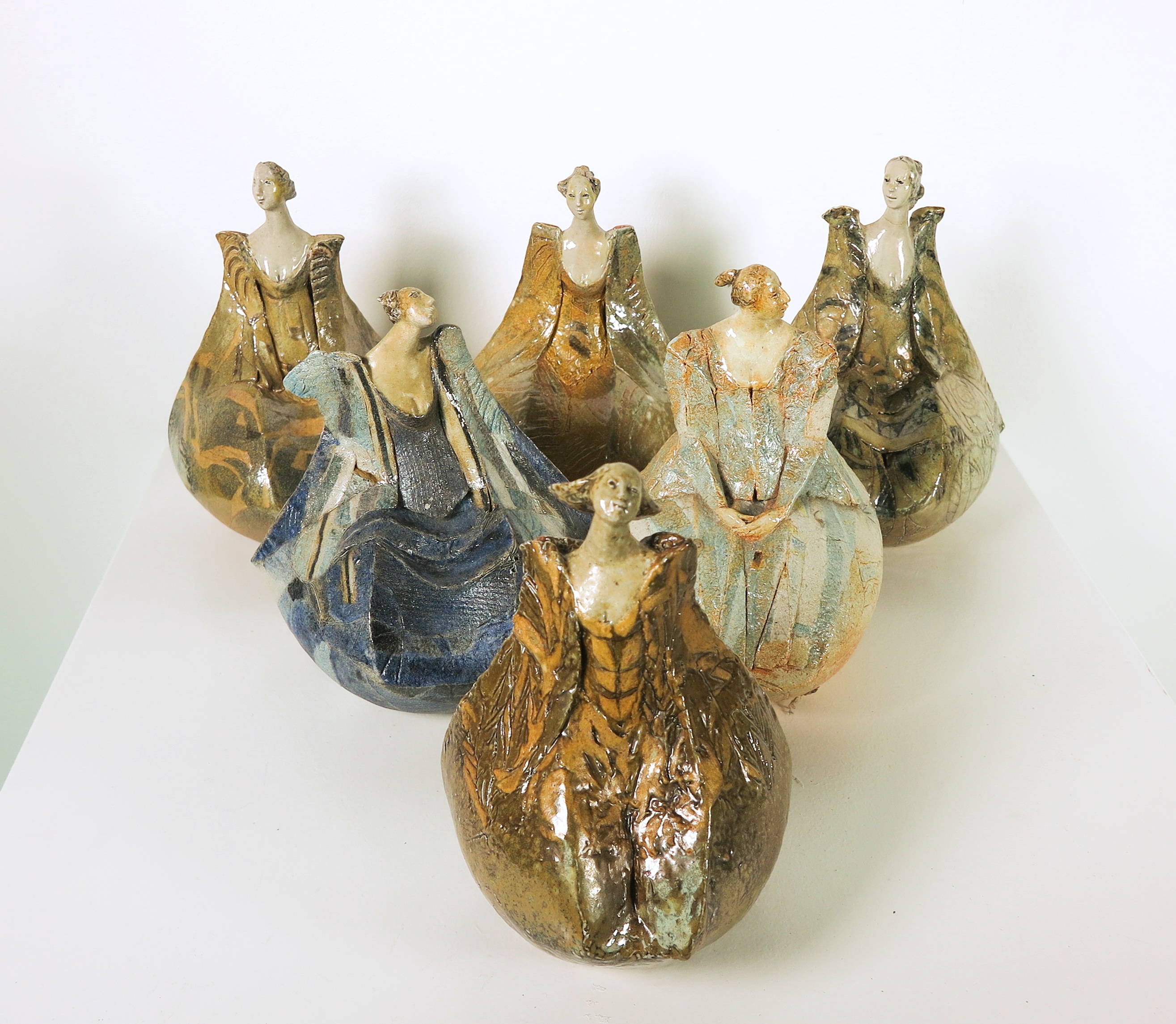 Willemijn van der Meer - Set van 6 keramieken sculpturen, Dames in jurk kopen? Bied vanaf 350!