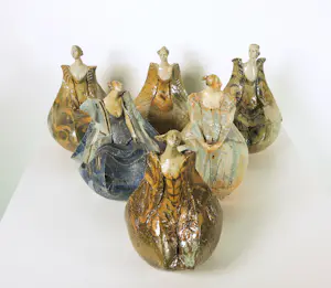 AcheterWillemijn van der Meer - Set van 6 keramieken sculpturen, Dames in jurk? Enchérissez de 350!