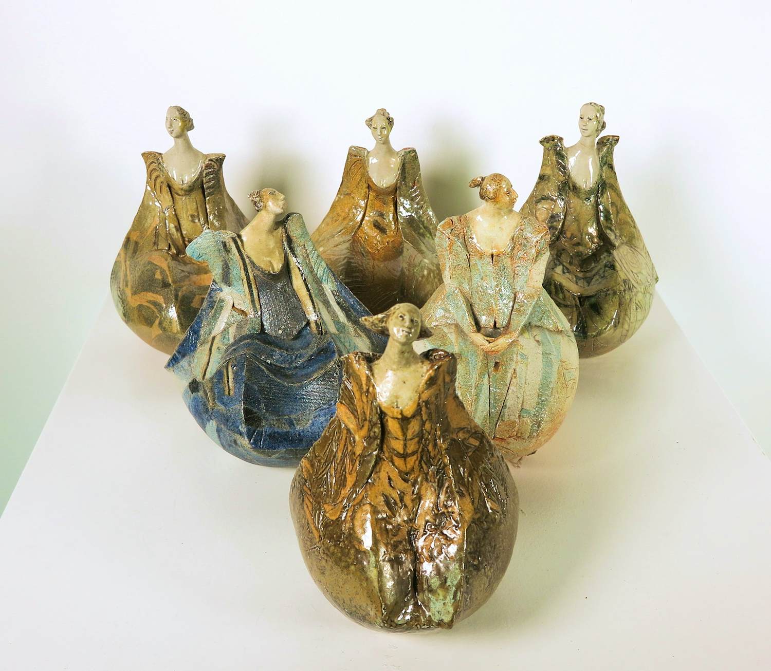 Willemijn van der Meer - Set van 6 keramieken sculpturen, Dames in jurk kopen? Bied vanaf 350!