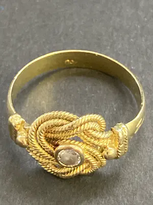 18 karaats geelgouden ring met wit imitatie steentje kopen? Bied vanaf 275!