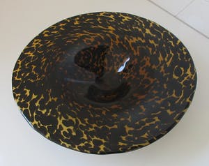 Niet of onleesbaar gesigneerd - Zeer grote art deco kunstglazen schaal in schilpad motief kopen? Bied vanaf 10!