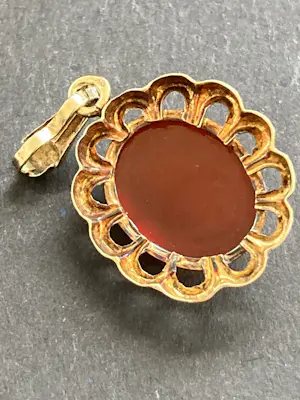 14 karaats geelgouden hanger bezet met een ovaal gefacetteerd geslepen carneool kopen? Bied vanaf 60!