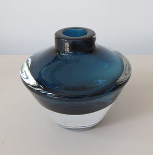 Niet of onleesbaar gesigneerd - Twee dikwandige rookblauwe glazen discus en schoorsteen vaas kopen? Bied vanaf 1!