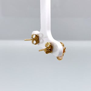 18 kt gouden handgemaakte oorstekers met zaadparel en diamant, 2,41gr kopen? Bied vanaf 65!