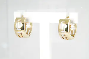 47 - 1 Paar (zo goed als nieuw) geel-gouden 14 Krt oorringen met meander motief kopen? Bied vanaf 100!