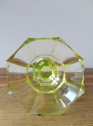 Niet of onleesbaar gesigneerd - 8-kantige vintage vaas van uraniumglas kopen? Bied vanaf 1!