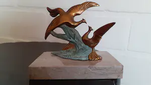 AcheterNiet of onleesbaar gesigneerd - ( naar Rochard ) Twee vechtende pauwen in boomstronk, brons/marmer? Enchérissez de 1!