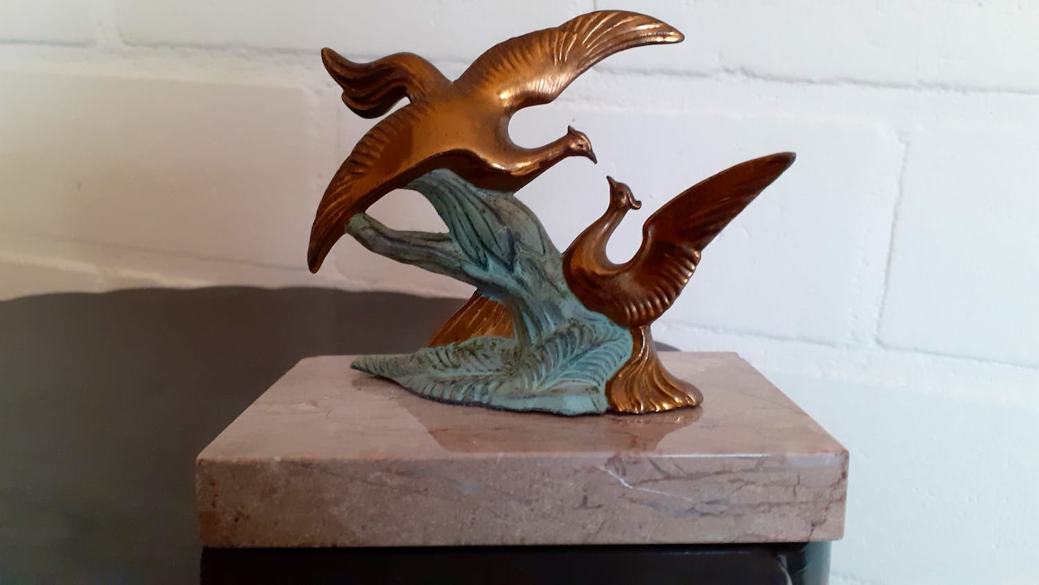 Niet of onleesbaar gesigneerd - ( naar Rochard ) Twee vechtende pauwen in boomstronk, brons/marmer kopen? Bied vanaf 1!