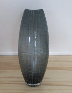 Niet of onleesbaar gesigneerd - Blauwe grijze geometrisch geslepen MCM ovale vaas kopen? Bied vanaf 1!