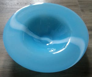 Niet of onleesbaar gesigneerd - Licht blauwe glazen vaas kopen? Bied vanaf 10!