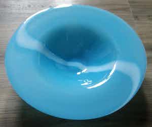 Niet of onleesbaar gesigneerd - Licht blauwe glazen vaas verkocht voor € 10!