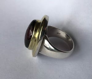 Internationaal Zilver - grote Zwitserse ring - deels goud verguld - robijn in setting kopen? Bied vanaf 110!