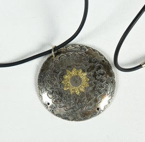 Yoka Voorbach - Collier met zilveren hanger met kleurenets, Sunny world kopen? Bied vanaf 1!