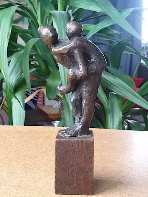 Brons (Onbekend) - Moeder met kind op rug 'Piggy back' kopen? Bied vanaf 25!