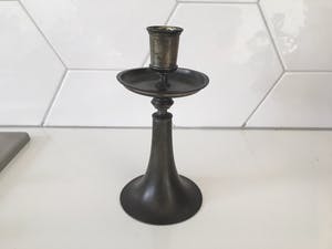 Niet of onleesbaar gesigneerd - Twee Maleisische tinnen kandelaren kopen? Bied vanaf 1!