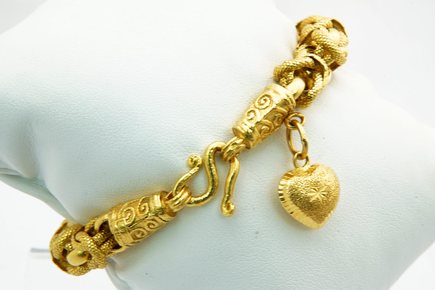 79 - Zware 20 krt geel-gouden open Konings schakel armband -met grote harthanger kopen? Bied vanaf 1560!