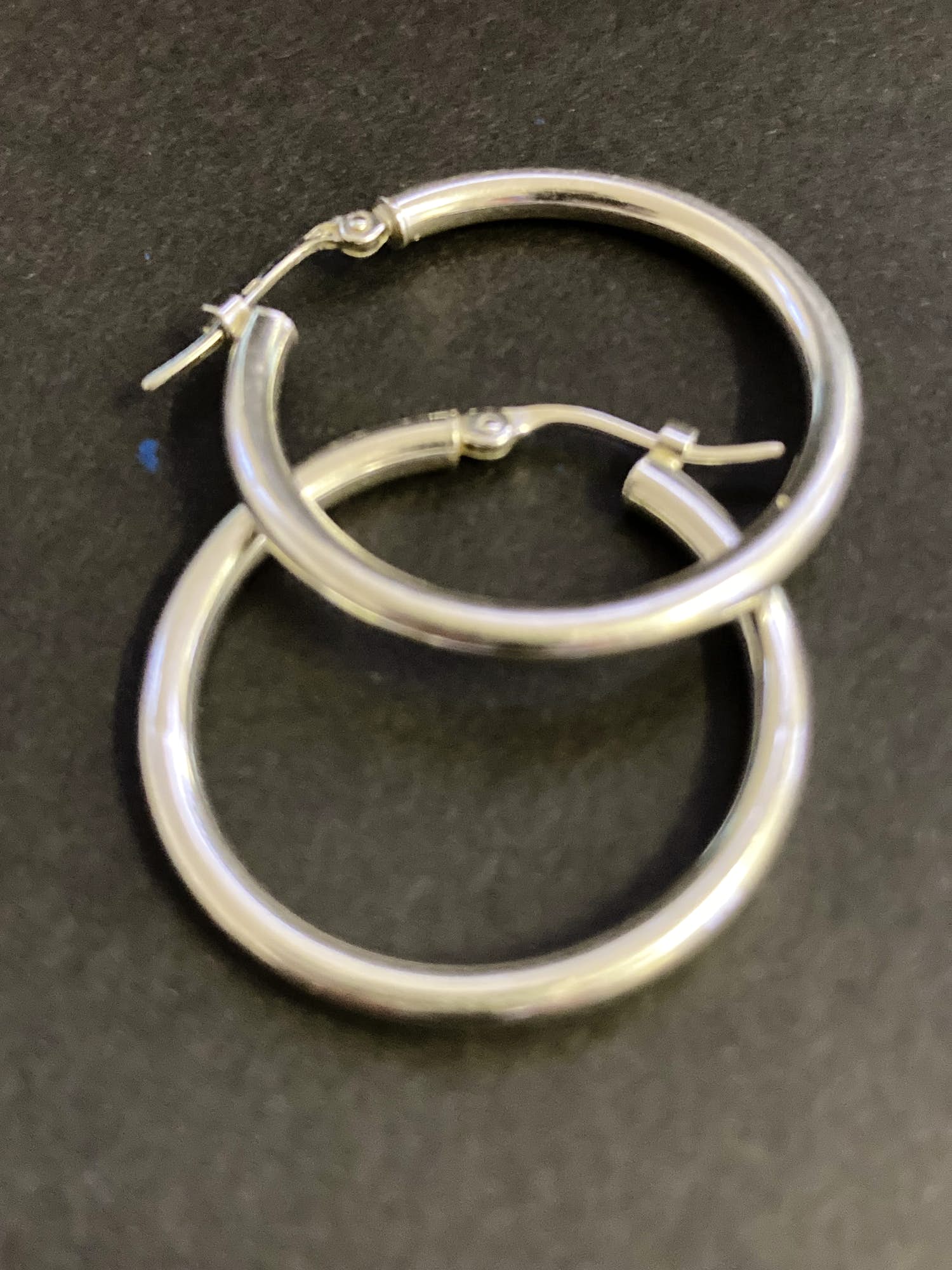 18 karaats witgouden creolen  met scharnier verkocht voor € 135!