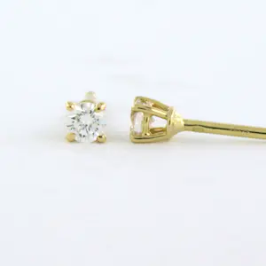 Acheter18k gouden solitair oorknoppen bezet met briljant geslepen diamant tot. 0,26ct? Enchérissez de 280!