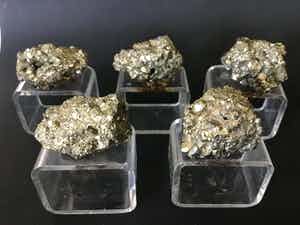 Niet of onleesbaar gesigneerd - 5 bruid servetringen met goudkleurig pyriet verkocht voor € 1!