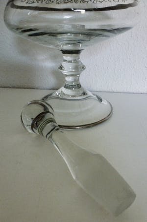 Niet of onleesbaar gesigneerd - Elegante decanter / karaf op voet met 6 cognac glazen met verzilverde decoratie. kopen? Bied vanaf 1!