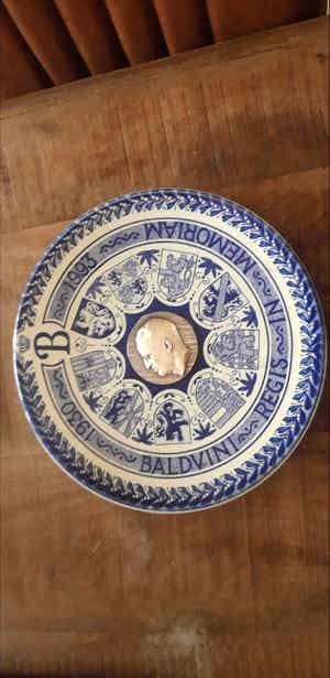 Faiencerie De Hoop - Mooi herdenkingsbord na het overlijden van Koning Boudewijn. verkocht voor € 20!