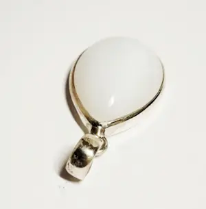 nieuwe prachtige hanger met  natuurlijke witte melk  maansteen. kopen? Bied vanaf 60!