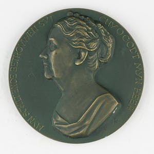 Mari Andriessen - Bronzen penning: Regeringsjubileum Koningin Wilhelmina kopen? Bied vanaf 60!