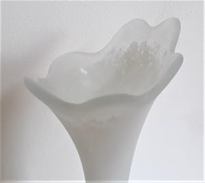 Curiosa - Handgeblazen design vaas/kunst sculptuur: vermoedelijk Fidrio met White Granulat kopen? Bied vanaf 1!