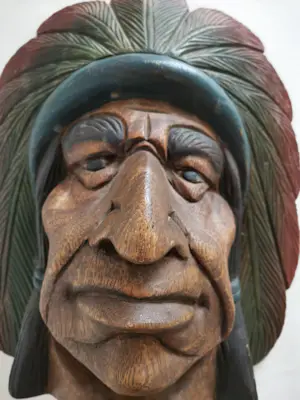 Niet of onleesbaar gesigneerd - Indianenhoofd in massief hout kopen? Bied vanaf 10!