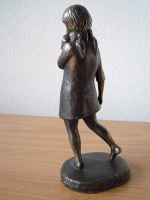 Janneke Ros - Prachtig beeldje van kind met pop in haar hand. kopen? Bied vanaf 20!
