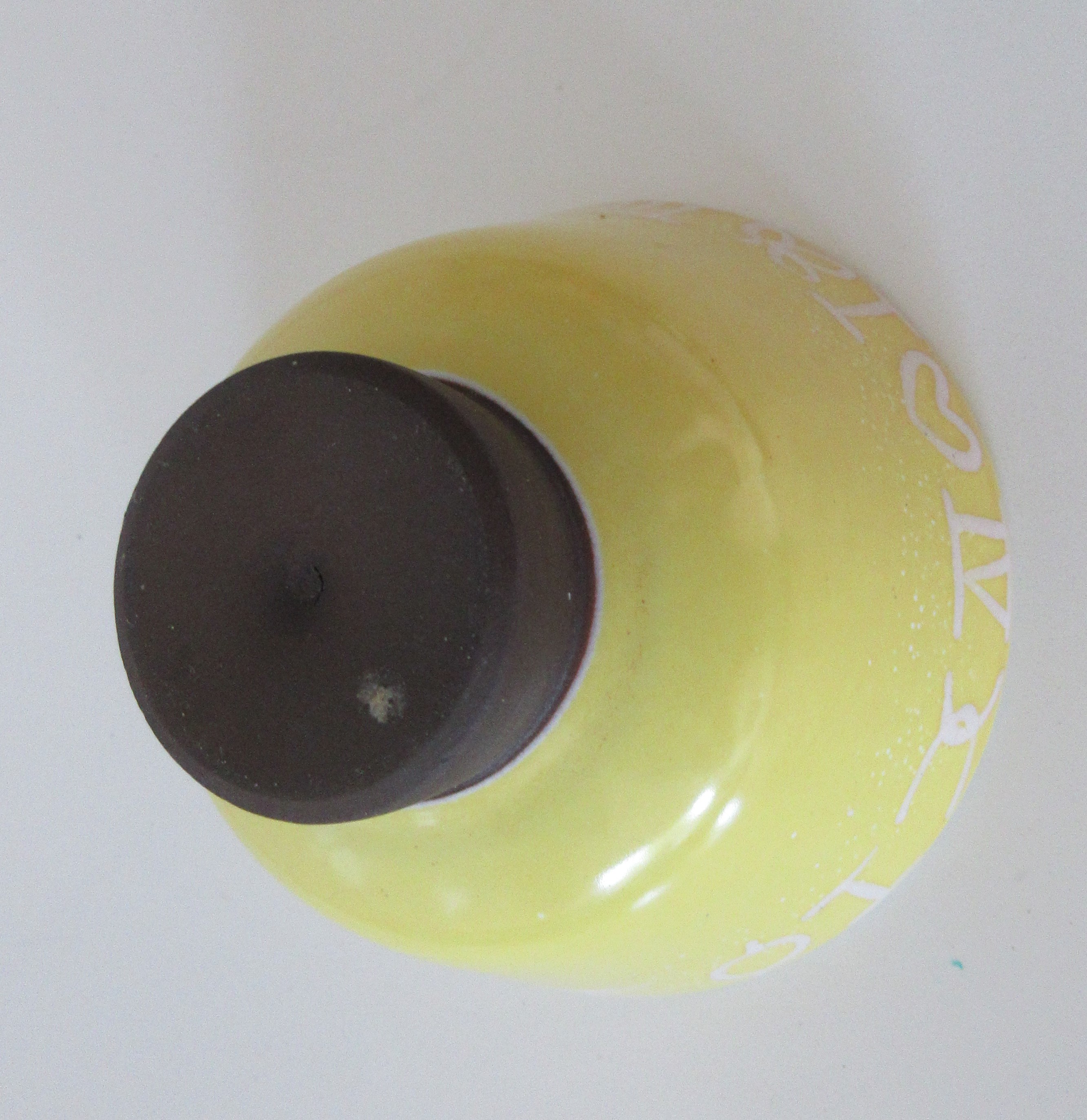 Niet of onleesbaar gesigneerd - Fifties zachtgeel kunstaardewerken schaaltje op bruine ronde voet kopen? Bied vanaf 1!