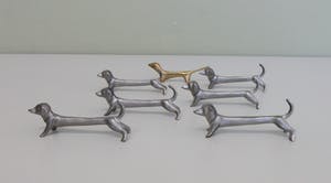 Curiosa - Zes mooie metalen messenleggers in de vorm van een teckel kopen? Bied vanaf 1!