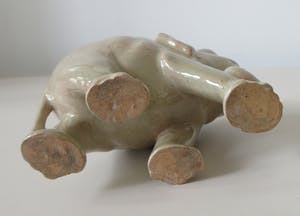 Niet of onleesbaar gesigneerd - Modernistisch aardewerken plastiek van een olifant kopen? Bied vanaf 1!