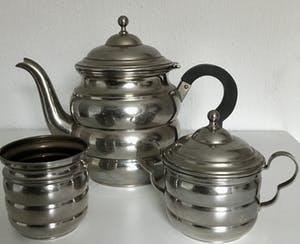 Niet of onleesbaar gesigneerd - Art Deco Style, consisting of teapot-milk jug-sugar bowl - Tin kopen? Bied vanaf 1!