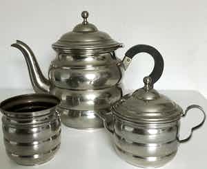 Niet of onleesbaar gesigneerd - Art Deco Style, consisting of teapot-milk jug-sugar bowl - Tin verkocht voor € 1!