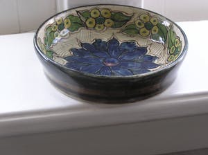 Niet of onleesbaar gesigneerd - Glansplatelen schaaltje in Art Nouveau stijl van Gouda Handwerk kopen? Bied vanaf 10!