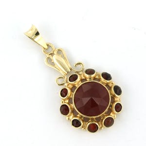 14k geel gouden entourage hanger bezet met carneool - afm 3.4 cm x 1.8 cm kopen? Bied vanaf 175!
