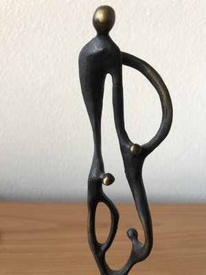 Corry Ammerlaan - Prachtig slank beeldje "TOEKOMST DOOR SAMENWERKEN " kopen? Bied vanaf 35!