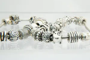 11- TWEE (2) Massief 1e ghlt zilveren PANDORA bedel armbanden - totaal 35 bedels kopen? Bied vanaf 200!