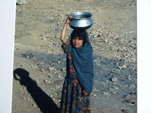 Jan Banning - Grote ingelijste foto , “Voorbereidingen voor een operatie, Cambodja” kopen? Bied vanaf 75!