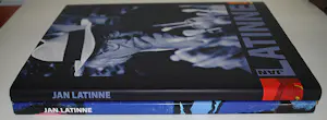 Jan Latinne - 2x: gesigneerde hardcover met tekening & lijvige gids 2001 kopen? Bied vanaf 50!