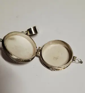 Buy Traditioneel handgemaakt en fijn bewerkt zilveren medaillon of gebedsdoosje? Bid from 65!