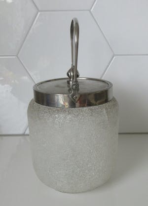 Niet of onleesbaar gesigneerd - Antieke Friese glazen koekjespot met vernikkelde montuur kopen? Bied vanaf 10!