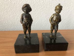 Julius Schmidt- Felling - afgeprijsd : twee beeldjes van kwajongens , op marmeren sokkel kopen? Bied vanaf 49!