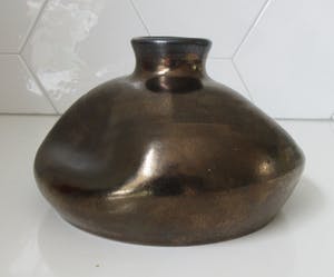 Niet of onleesbaar gesigneerd - Bronzen studio keramische deukvaas kopen? Bied vanaf 1!