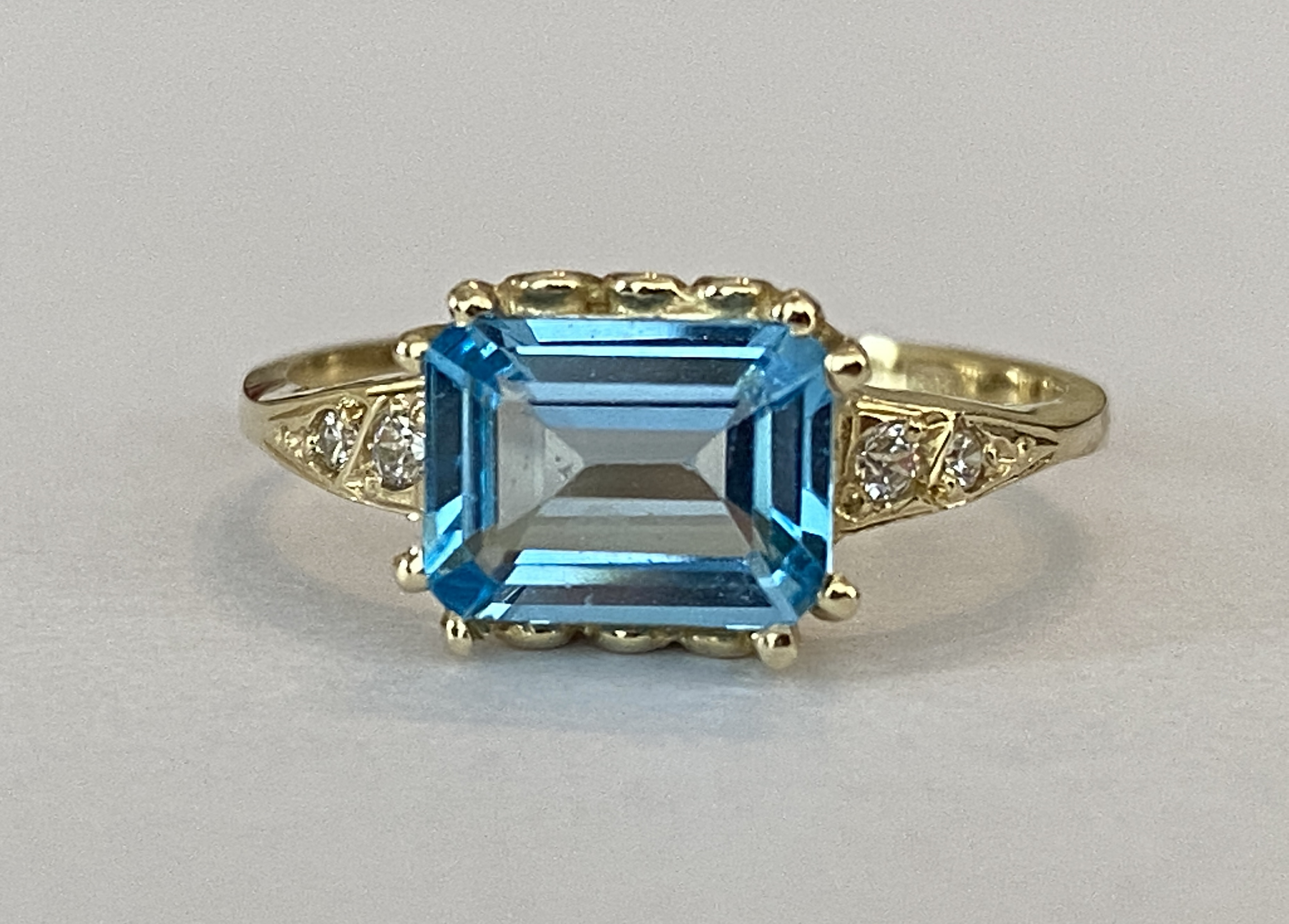 14-karaats gouden ring met blauwe topaas en diamanten kopen? Bied vanaf 450!